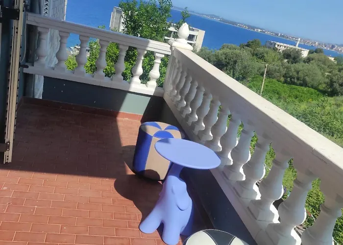 Pinwheel & Rooftop Bar Hostel *