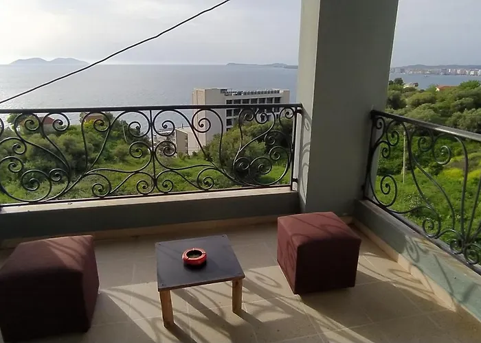Pinwheel & Rooftop Bar Hostel *